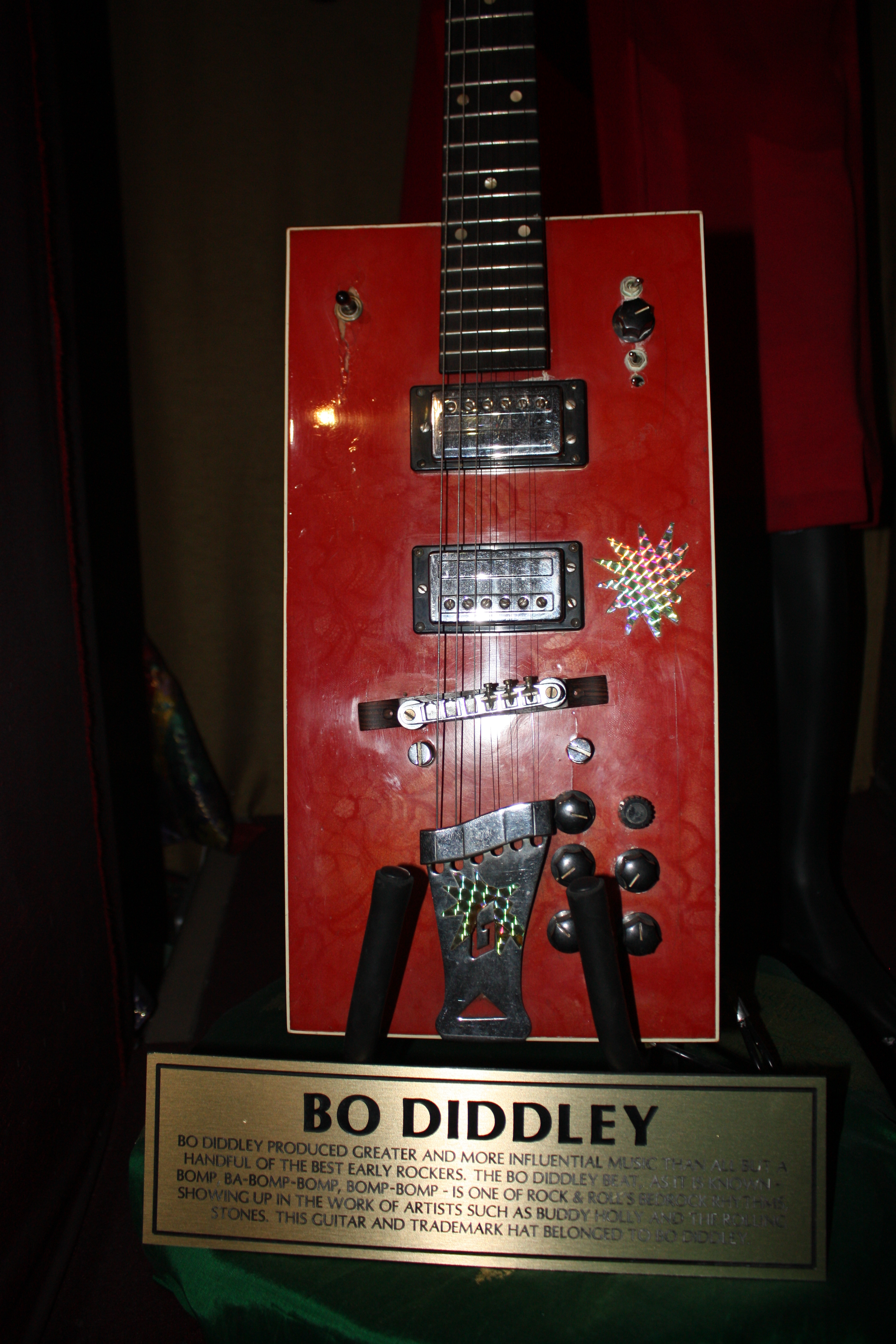 bo-diddleys-guitar-close-up-7788.jpg